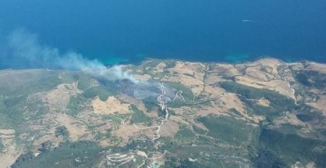 Imagen aérea de un incendio en Tarifa. EFE