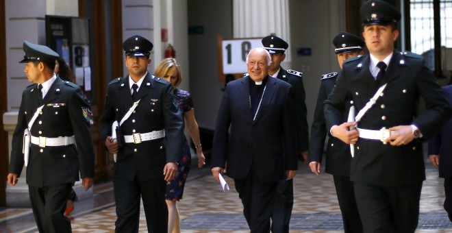 El cardenal arzobispo de Santiago, Ricardo Ezzati, e su comparecencia en el Tribunal Supremo chileno en mayo de 2015. REUTERS/Ivan Alvarado