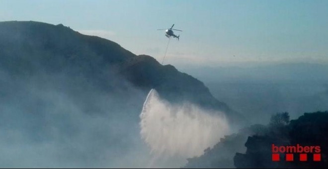 Imagen de las labores de extinción del fuego en Roses (Girona). EP