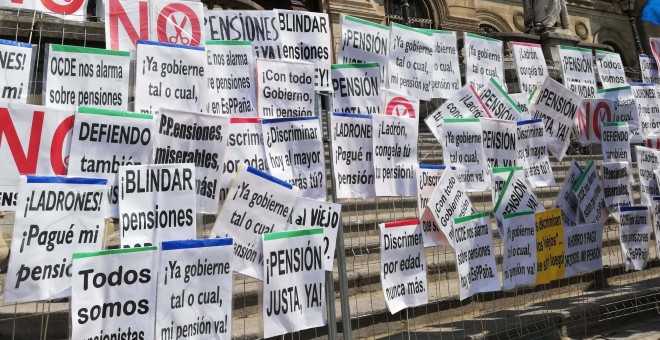 Las vallas del Ayuntamiento de Bilbao con carteles a favor de unas pensiones dignas - Danilo Albin