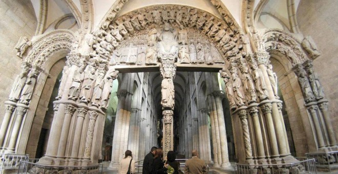 Visitantes en la Catedral de Santiago de Compostela, frente al Pórtico da Gloria - EFE