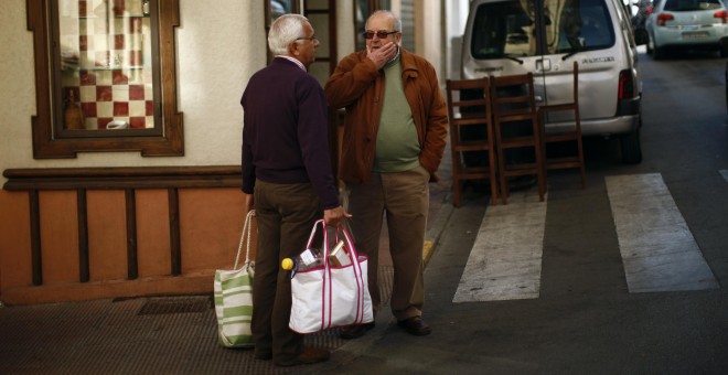 Dos jubilados conversan en una calle de la localidad malagueña de Ronda. REUTERS/Jon Nazca