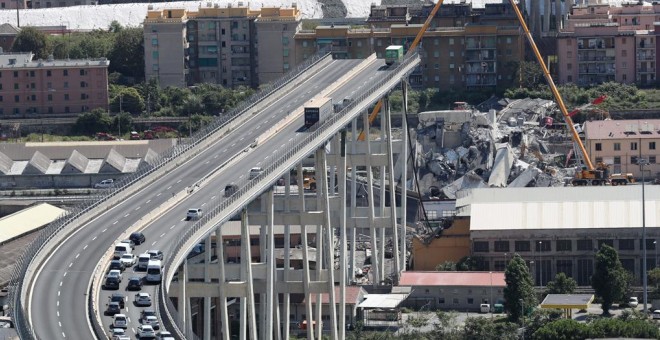 Vista del derrumbado puente Morandi, en la autopista A10, en la ciudad italiana de Génova. REUTERS/Stefano Rellandini
