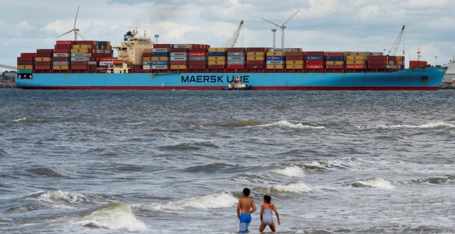 El buque de contenedores Maersk Sentosa, es ayudado por remolcadores en el rio Mersey, frente a Liverpool (Reino Unido). REUTERS/Phil Noble