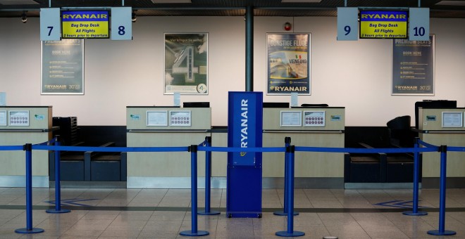 Monstradores de facturación (check-in) de Ryanair en el aeropuerto de Weezea, al noroeste de Alemania, durante la huelga de trabajadores de la aerolínea de bajo coste. REUTERS/Wolfgang Rattay