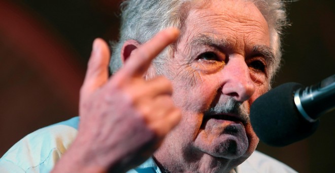 El expresidente de Uruguay José Mújica pronuncia unas palabra tras recibir el premio de poesía 'Laurel de Plata'./EFE