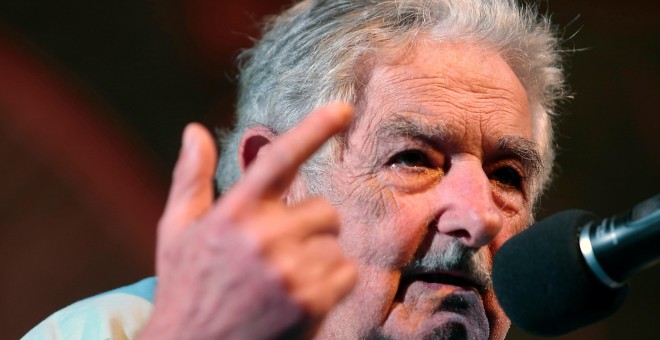 El expresidente de Uruguay José Mújica pronuncia unas palabra tras recibir el premio de poesía 'Laurel de Plata'./EFE