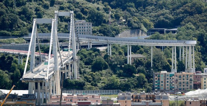 Vista del derruido puente Morandi, en la autipista italiana A10, a su paso por Génova. REUTERS/Stefano Rellandini