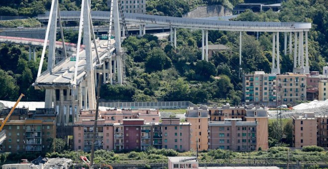 Vista del derruido puente Morandi, en la autipista italiana A10, a su paso por Génova. REUTERS/Stefano Rellandini