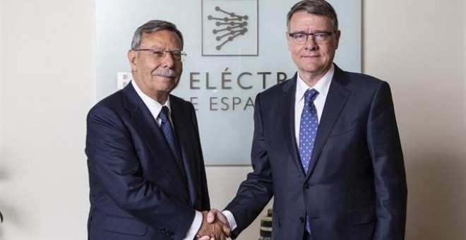 Jordi Sevilla (der.) y su antecesor al frente de Red Eléctrica Corporación, José Folgado. E.P.