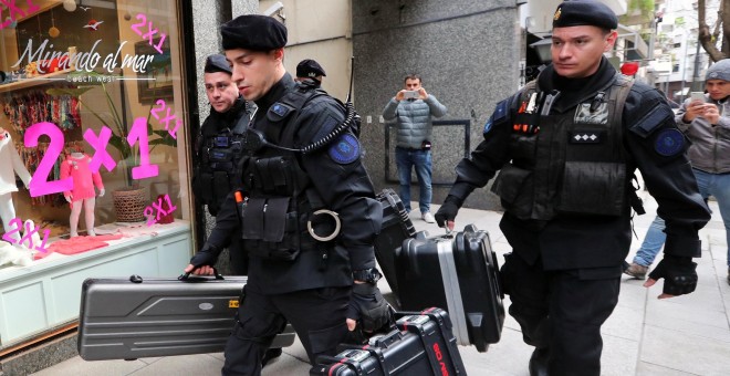 Policías se dirigen hacia la casa de la expresidenta y senadora argentina Cristina Fernández de Kirchner. / REUTERS - MARCOS BRINDICCI