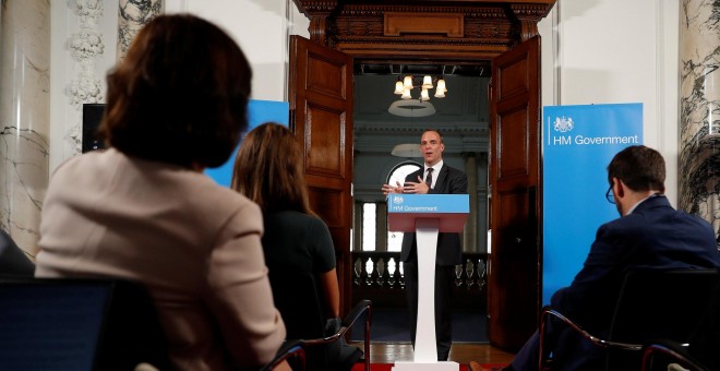 El ministro británico para el Brexit, Dominic Raab, en su comparecencia para presentar los planes de Londres en el caso de que no hubiera acuerdo con la UE. REUTERS/Peter Nicholls