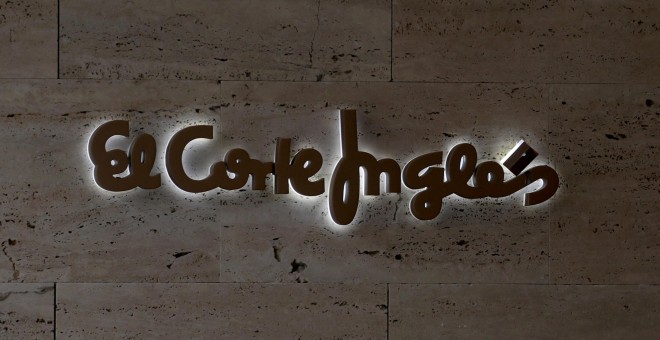 el logo del grupo de distribución El Corte Ingles, en una de sus tiendas en Madrid. REUTERS/Sergio Perez