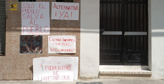 El portal de Soraya Moreno, en donde el vecindario se ha organizado para intentar frenar el desahucio hasta que haya una solución habitacional | Guillermo Martínez