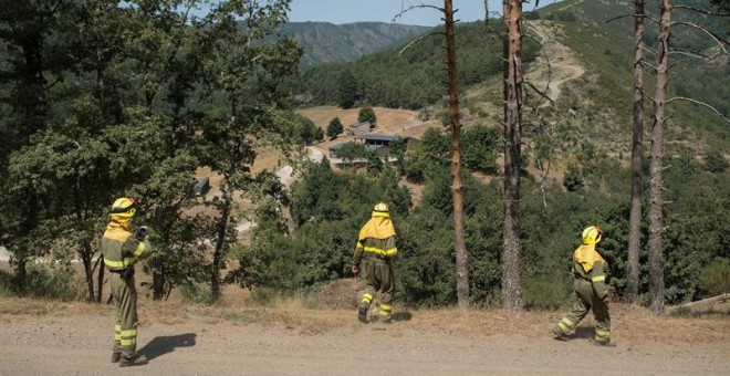 Bomberos forestales trabajan en las tareas de extinción de los dos incendios declarados en el parque natural de O Invernadoiro. - EFE