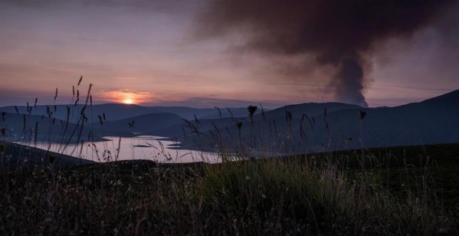 Vista general del incendio forestal que ha afectado al parque natural de O Invernadoiro, en la provincia de Ourense. - EFE