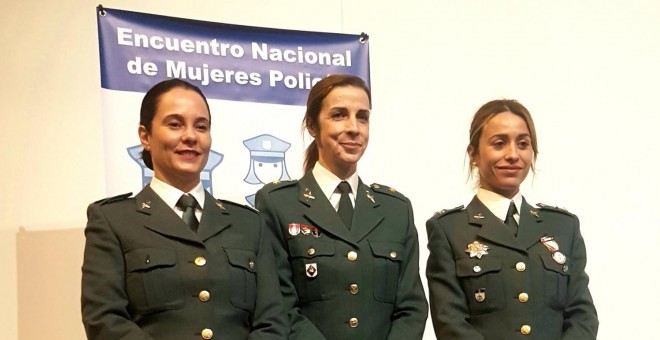 Entrega de premios de II Distinción Nacional a la Mujer Policía, donde se reconoce a Gloria Moreno (izquierda) por ser una 'referencia nacional' para la protección del medio ambiente y de los animales. SERGIO CALLEJA