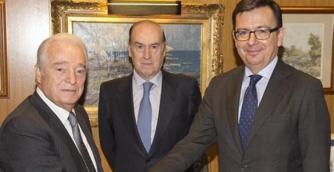 Carlos Martínez Echevarría (i.) y Florencio Lasaga (c.), en una imagen de diciembre 2016, con el entonces vicepresidente del BEI, Ramón Escolano, tras la firma de un préstamo de 116 millones para El Corte Inglés para potenciar la venta 'on line'. E.P.