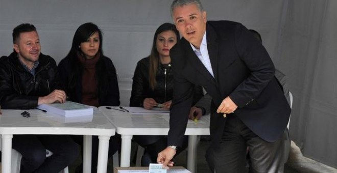 El presidente de Colombia, Ivan Duque, vota en la consulta popular anticorrución. / Europa Press