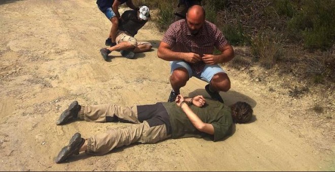 27/08/2018.- Fotografía facilitada por la Policía Nacional donde se muestra la detención de un hombre, buscado por la agresión sexual y el asesinato de un niño de once años en Holanda. Se trata de uno de los criminales más buscados por las autoridades hol