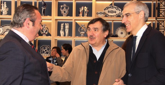 El consejero delegado de Sargadelos, Segismundo García (c.), con el consejero de Economía, Francisco Conde (d.), en la inauguración de una tienda en Madrid de la empresa de cerámica, el pasado abril.