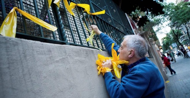 Un hombre retira lazos amarillos en Barcelona. EFE/Archivo