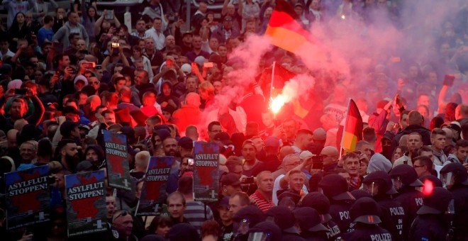 Partidarios de ultraderecha alemanes protestan en Chemnitz después de la muerte de un alemán que fue apuñalado el pasado fin de semana. / Reuters