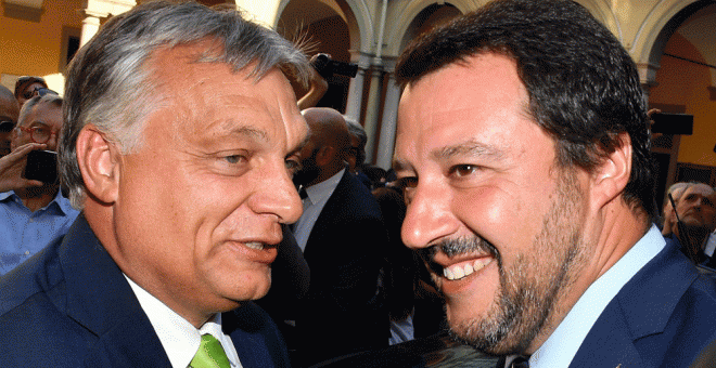 El ministro italiano del Interior, Matteo Salvini, recibe al primer ministro húngaro, Viktor Orban, antes de su encuentro en la Prefectura de Milán. EFE