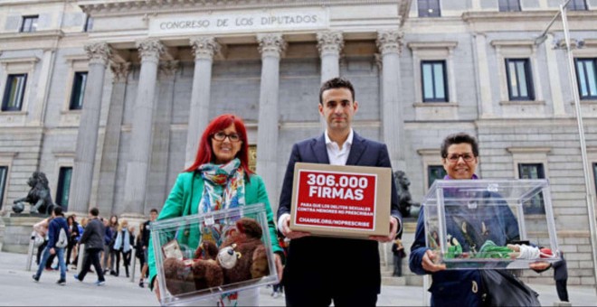 Miguel Ángel Hurtado junto a Gloria Viseras (ex-gimnasta olímpica) y Vicki Benadet (presidenta fundación del mismo nombre) en la entrega de 306.000 firmas en 2016 en el Congreso. Desde entonces consiguieron 100.000 más.