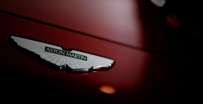 El logo de Aston Martin en su modelo deportivo Vantage. REUTERS/Phil Noble
