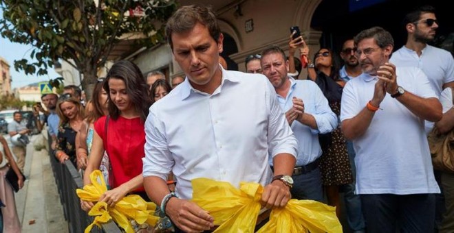 Albert Rivera e Inés Arrimadas retiran lazos amarillos en Alella. / ALEJANDRO GARCÍA (EFE)