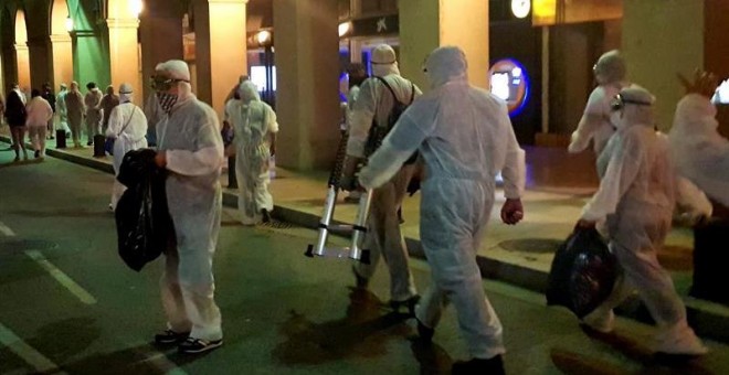 Ochenta personas arrancaron lazos amarillos en pueblos de Girona. / MARTA RODRÍGUEZ (EFE)