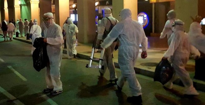 Ochenta personas arrancaron lazos amarillos en pueblos de Girona. / MARTA RODRÍGUEZ (EFE)