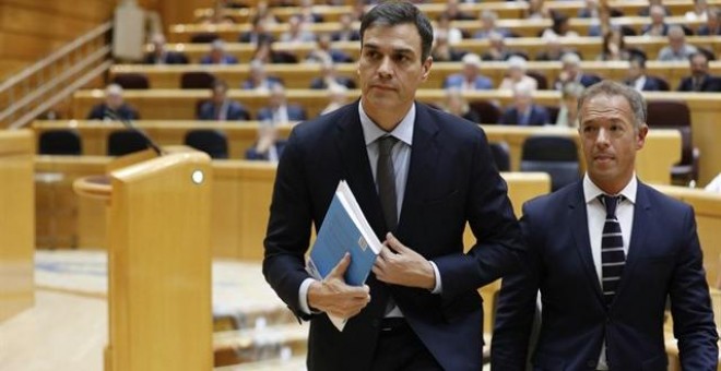 El portavoz del PSOE en el Senado, Ander Gil, y el presidente del Gobierno, Pedro Sánchez, en una foto de archivo. MARTA JARA / EUROPA PRESS