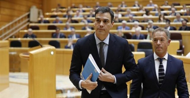 El portavoz del PSOE en el Senado, Ander Gil, y el presidente del Gobierno, Pedro Sánchez, en una foto de archivo. MARTA JARA / EUROPA PRESS