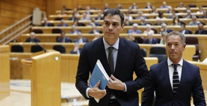 El portavoz del PSOE en el Senado, Ander Gil, y el presidente del Gobierno, Pedro Sánchez, en una foto de archivo. MARTA JARA / EUROPA PRESS