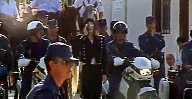 Imagen tomadas de un video inédito que la Policía Nacional española publicó coincidiendo con el que habría sido el 60 aniversario del nacimiento de Michael Jackson, en su cuenta de Twitter en el que el cantante camina acompañado de numerosos agentes españ