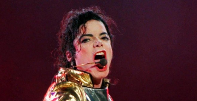 Foto de archivo del cantante estadounidense Michael Jackson durante un concierto en el estadio Ernst-Happel de Viena (Austria). EFE/ Barbara Gindl