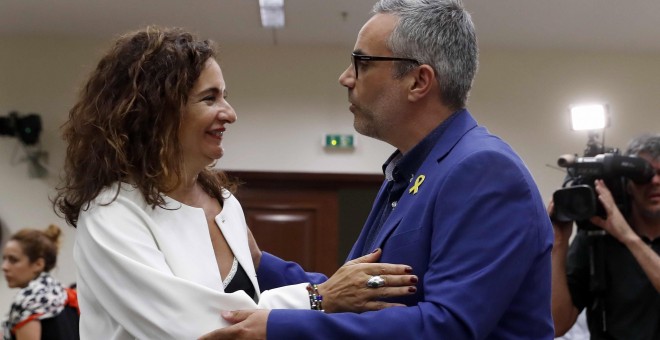 La ministra de Hacienda, María Jesús Montero, conversa con el diputado de ERC, Joan Margall, antes de su compaecencia en el Congreso. EFE/Chema Moya