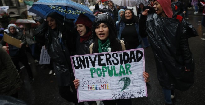 Decenas de miles de personas participan en una marcha en defensa de la universidad pública. EFE/David Fernández