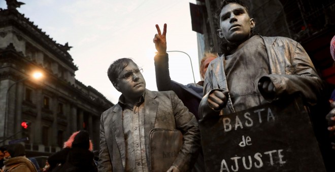 Manifestantes pintandos de gris en la marcha por la defensa de la universidad pública, en Buenos Aires (Argentina). REUTERS/Marcos Brindicci