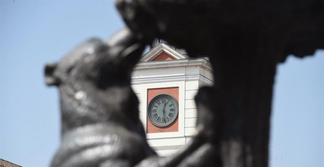 Fotografía del reloj Puerta del Sol (Madrid). La Comisión Europea(CE) propondrá poner fin al cambio al horario de invierno en la UE tras analizar los resultados de una consulta pública en la que 'millones' de ciudadanos pidieron mantener el horario de ver