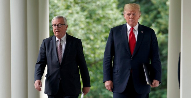 El presidente de la Comisión Europea, Jean-Claude Juncker, con el presidente de los EEUU, Donald Trump, en la Casa Blanca, el pasado julio. REUTERS/Joshua Roberts