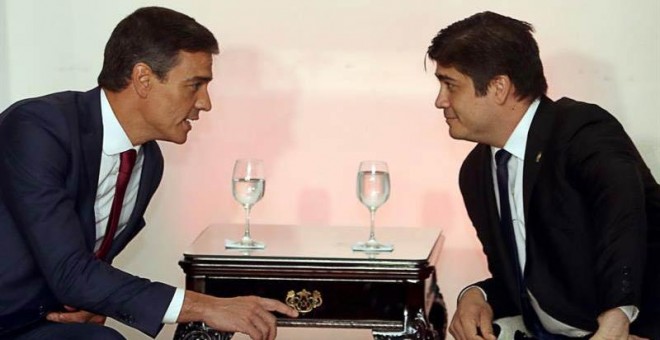 El jefe del Gobierno español, Pedro Sánchez, conversa con el presidente de Costa Rica, Carlos Alvarado, a la derecha. (J.J. GUILLÉN)