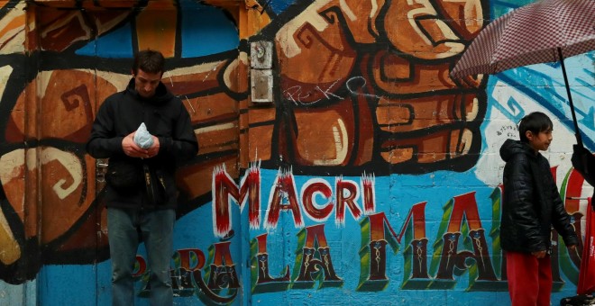 Un hombre junto a una pintada contra el presidente Mauricio Macri, en Buenos Aires. REUTERS/Marcos Brindicci