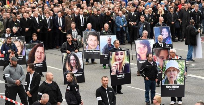 Manifestantes de ultraderecha portando en Chemnitz retratos de víctimas de crímenes cometidos, supuestamente, por extranjeros. /EFE