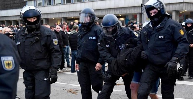 Dos antidisturbios se llevan detenido a un ultraderechista este sábado en Chemnitz. /EFE