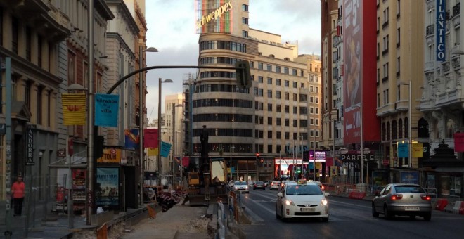 La Gran Vía llena de zanjas durante los trabajos para ensanchar las aceras. /ALEJANDRO TENA