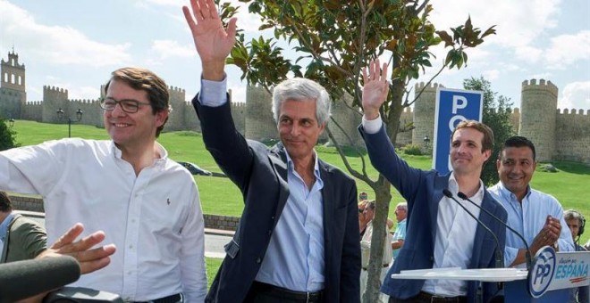 El presidente del PP, Pablo Casado (2d); el presidente de la futura fundación “Concondia y Libertad”, Adolfo Suárez Illana (2i); el presidente del PP de Castilla y León, Alfonso Fernández Mañueco (i), y el presidente provincial del PP, Carlos García Gonzá