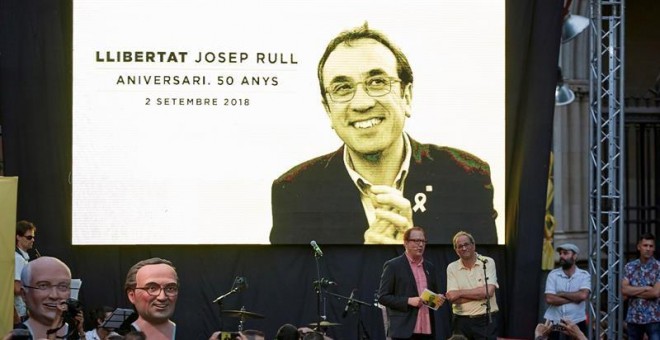 Acte d'homenatge a l'ex-conseller empresonat Josep Rull, a la Plaça Vella de Terrassa. EFE / Alejandro García